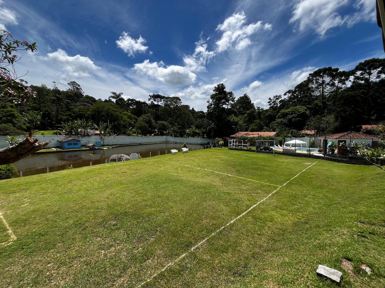 Área externa verde de uma estrutura parceira